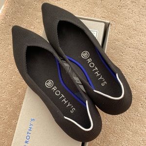 Rothys ‘The Point’ in Black Solid (size 7.5)